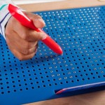 Магнітний планшет Guidecraft Manipulatives для малювання, з шаблонами і ручкою (G99971)